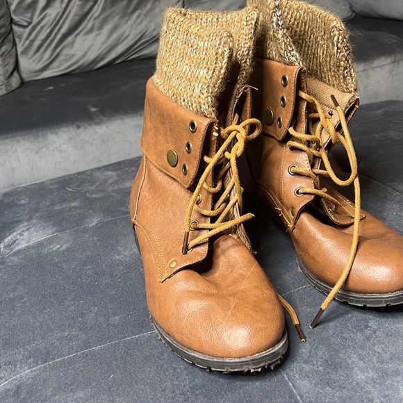 Light brown suede boots - Picture 2 of 3